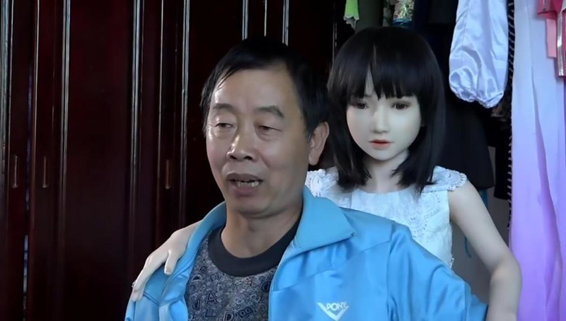 После развода китаец воспитывал сына с семью секс куклами