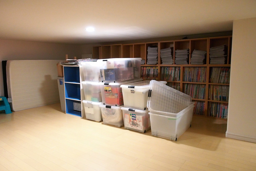 Владелец японского магазина видеопроката похвастался своей огромной коллекцией