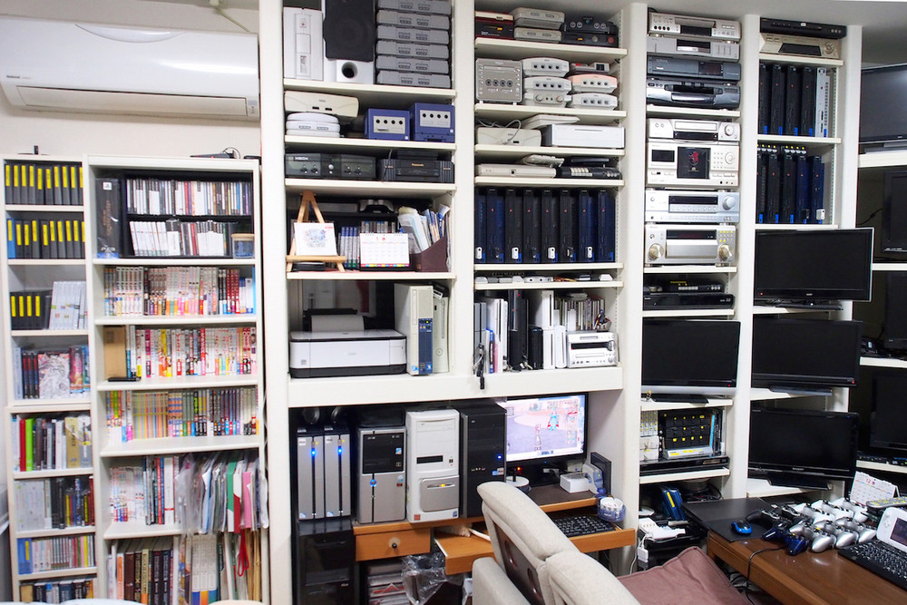 Владелец японского магазина видеопроката похвастался своей огромной коллекцией