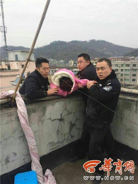 Китаец спас жену от смерти успев схватить ее за волосы