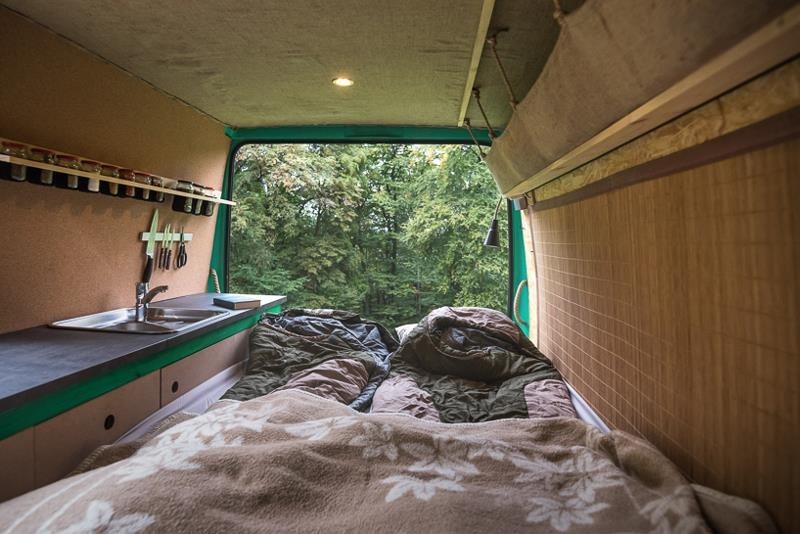 Фотограф сделал из 16-летнего фургона уютный и комфортный дом на колесах