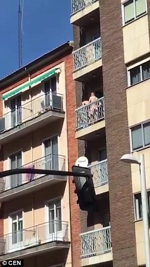 Голую парочку застукали за сексом на балконе и выпустили видеозапись такого разврата на телеэкраны