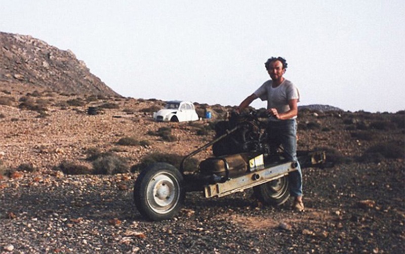 Взял и собрал средство передвижения из сломанной машины посреди пустыни