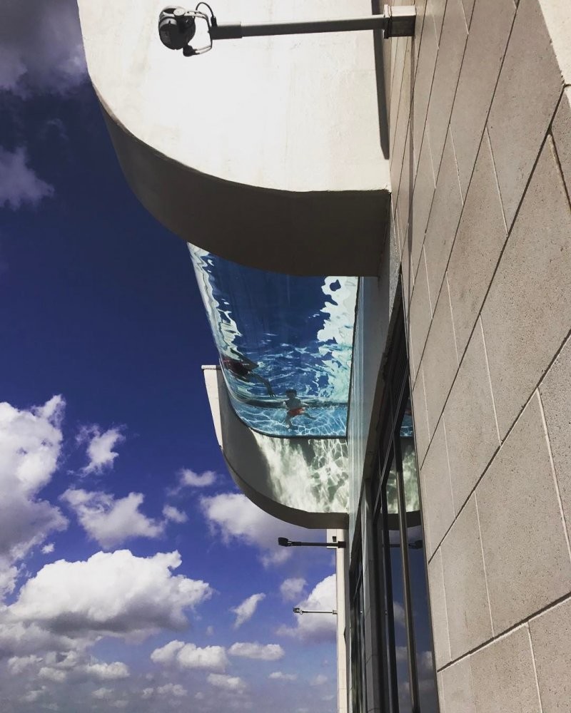 Бассейн с прозрачным дном на небоскребе в Хьюстоне