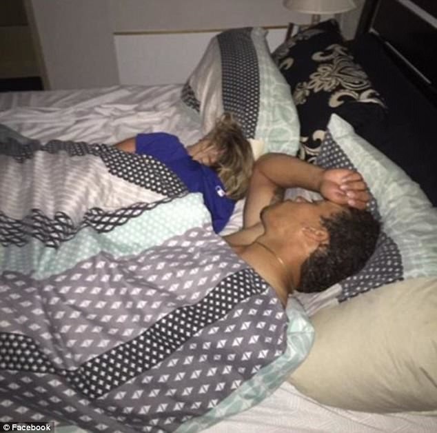 Американец сделал селфи на фоне спящей девушки и ее любовника