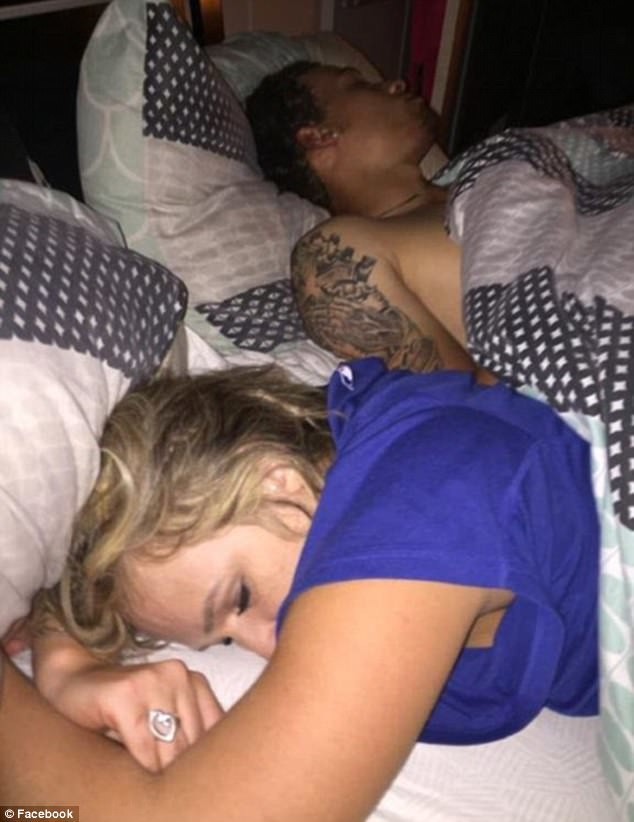 Американец сделал селфи на фоне спящей девушки и ее любовника