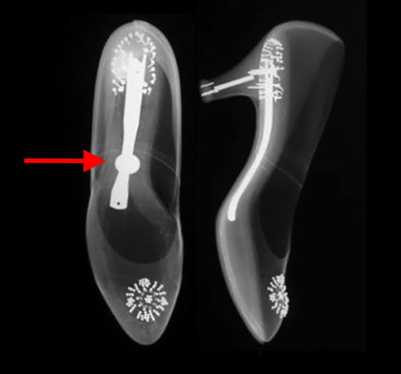Ученые сделали рентгеновский снимок свадебных туфель Грейс Келли и увидели нечто странное...