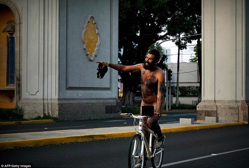 Движение "Голышом на велосипеде" добралось и до Мексики!