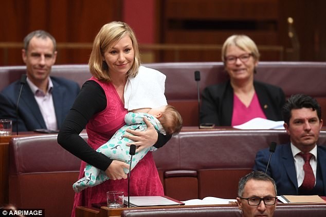 Сенатор покормила ребёнка грудью во время заседания парламента