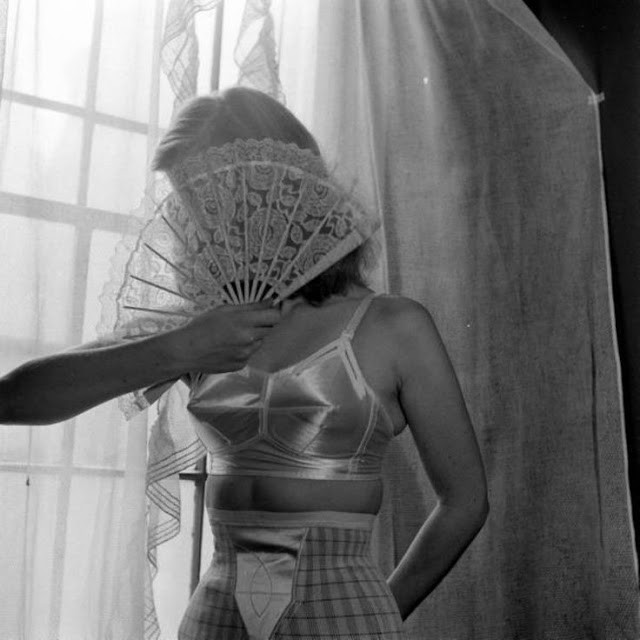 Бюстгальтеры «Пуля» — незаменимая деталь, пользовавшаяся популярностью у девушек  1950-х годов