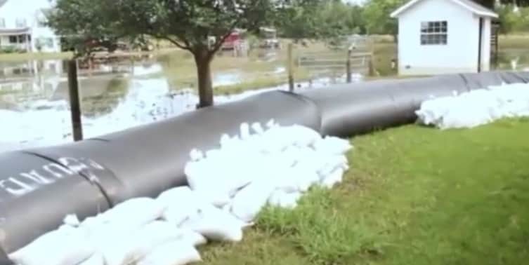 Житель Техаса потратил $8300 на пластик для спасения дома от наводнения