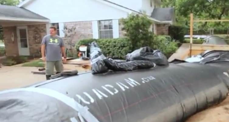 Житель Техаса потратил $8300 на пластик для спасения дома от наводнения