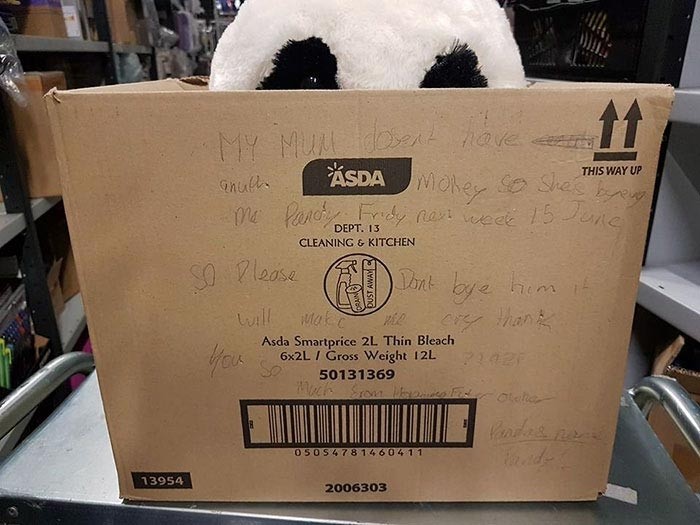 Ребенок написал трогательное послание на игрушке, которую ему не смогла купить мама