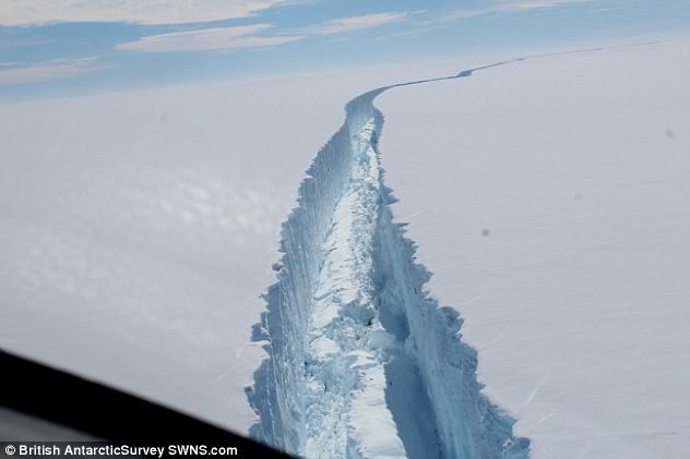 От Антарктиды откололся гигантский айсберг