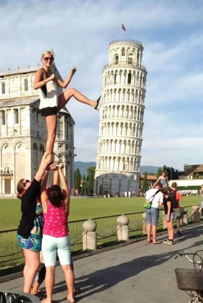 Что только не вытворяют туристы с Пизанской башней