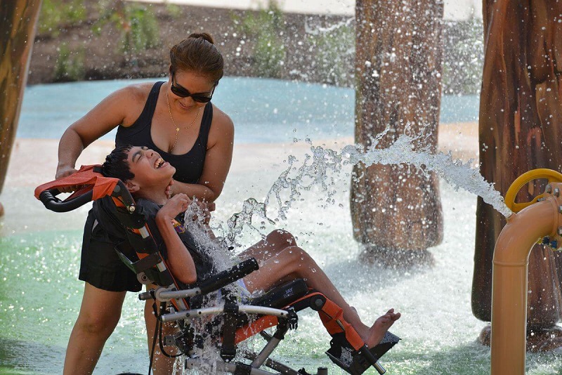 Первый в мире ультрасовременный аквапарк для инвалидов открыли в США. Здесь люди в колясках обретают крылья!