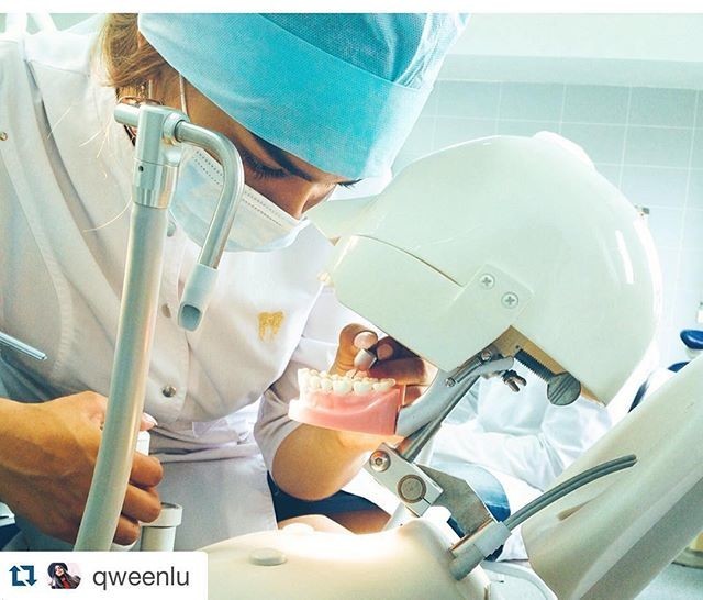 Что делают студенты стоматологи прежде, чем взяться за нас