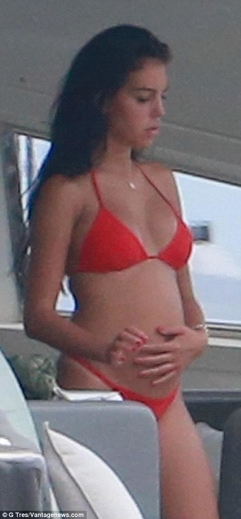 Папарацци проникли на яхту, где отдыхал Криштиану Роналду с беременной подружкой