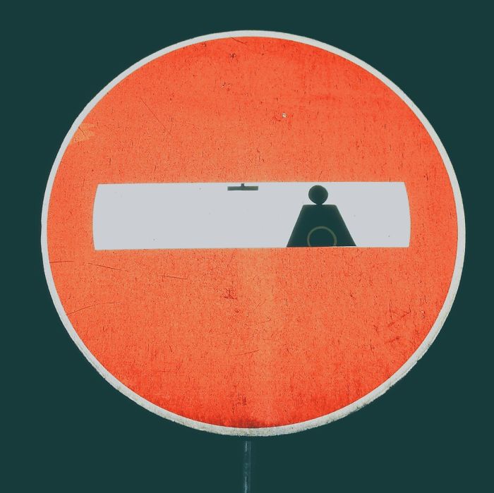 Модифицированные дорожные знаки для поднятия настроения