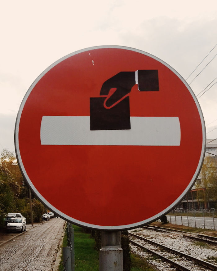 Модифицированные дорожные знаки для поднятия настроения