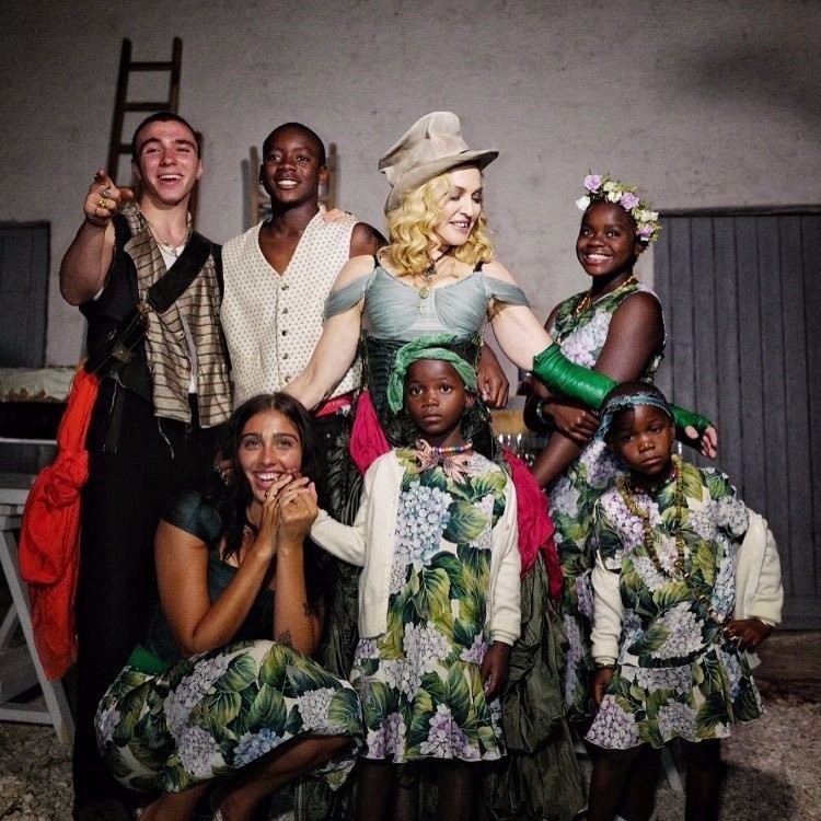 Мадонна впервые опубликовала снимок со всеми своими детьми