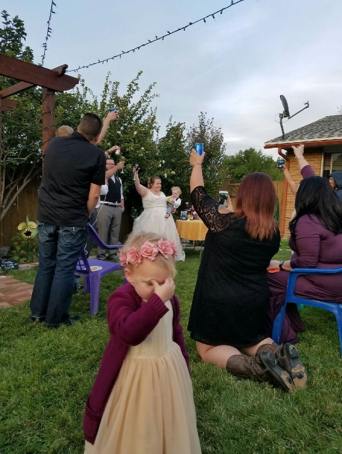 Малыши на свадьбе, которым это совсем не нравится