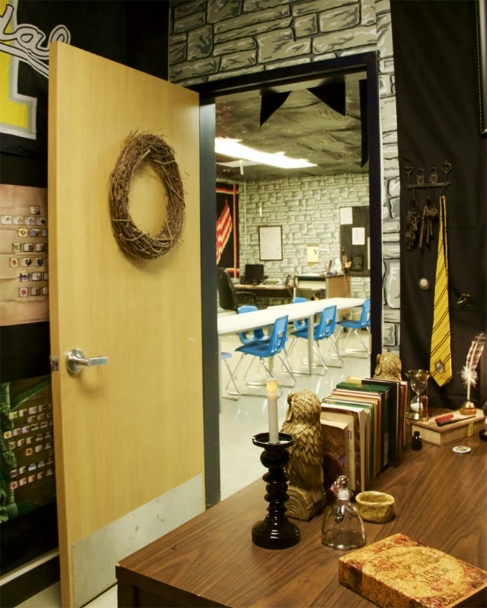 Этот учитель за 70 часов превратил кабинет в комнату из Хогвартса