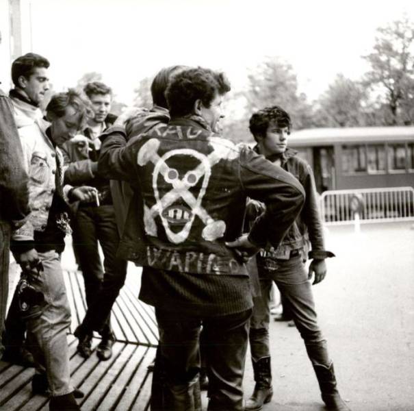 Хотите знать, как выглядели бунтари-подростки Швейцарии в эпоху рок-н-ролла?