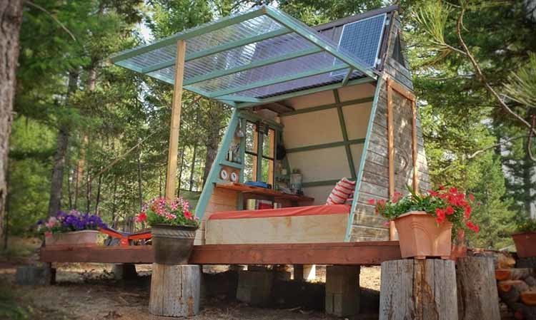 Вот какой дом-шалаш супруги построили за три недели и 700 долларов