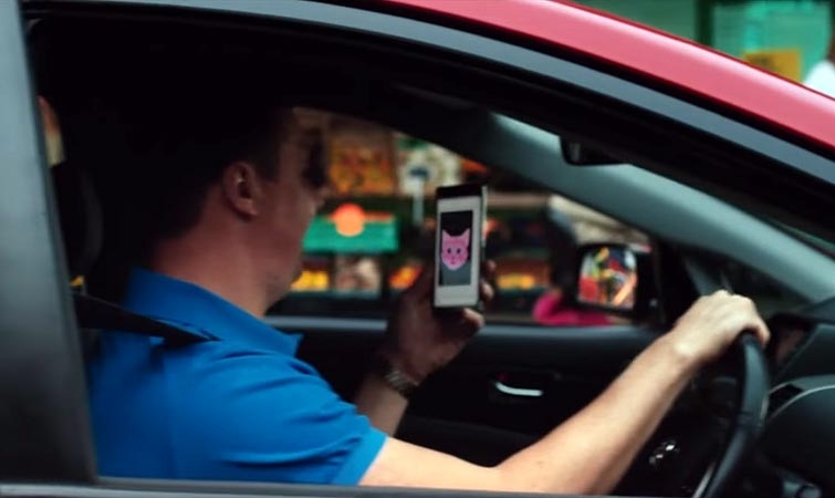 Британцы сняли социальный ролик о водителях с телефонами в руках, которые слишком многое упускают из виду