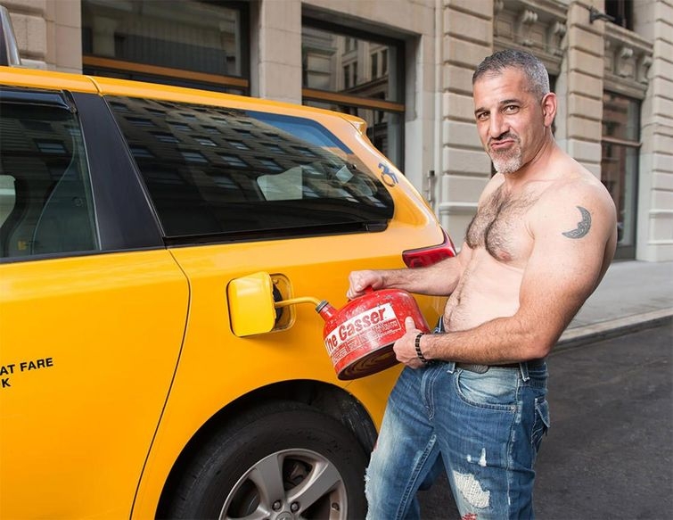 Забавный календарь от нью-йоркских таксистов на 2018 год зарабатывает на благотворительность