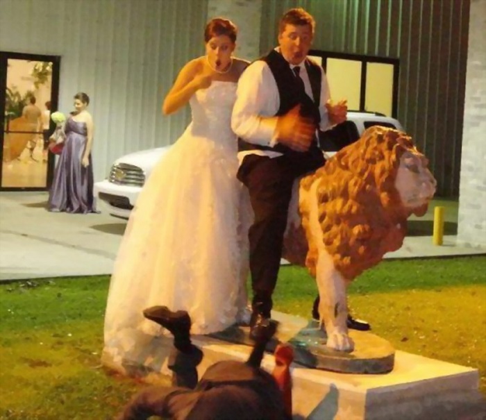 В любом альбоме посвященном свадьбе найдется место для нескольких веселых фото-бомб