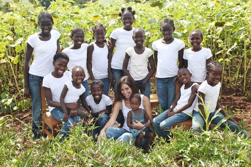 В 22 года стала мамой для 13 детей из Уганды