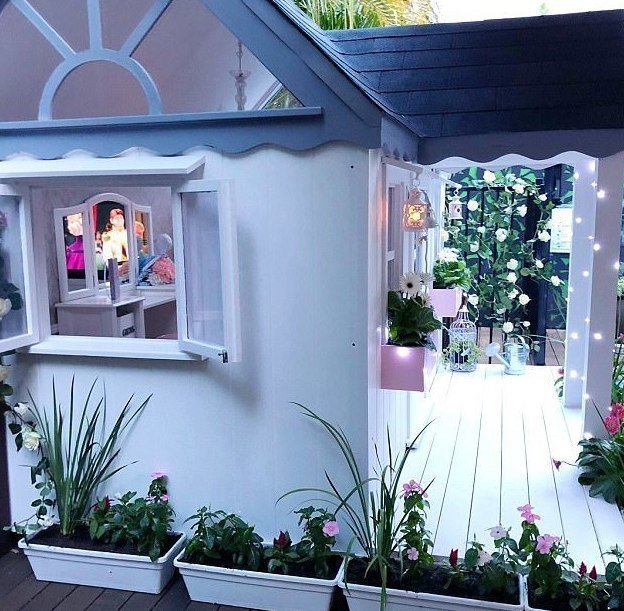 Зарабатывающая $250 за снимок, трехлетняя модель похвасталась собственным миниатюрным домиком
