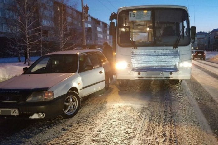 В Ангарске таксист подставился под автобус, чтобы спасти мальчика, зажатого дверьми