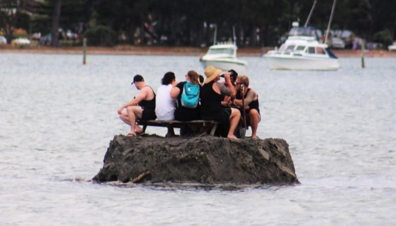 Новозеландцы сделали себе "алкоголический" островок на Новый год