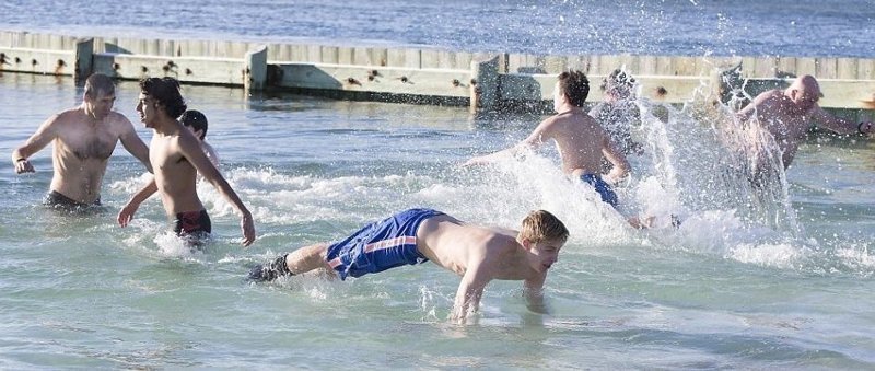 Люди по всему миру решили отметить Новый год нырянием в ледяную воду