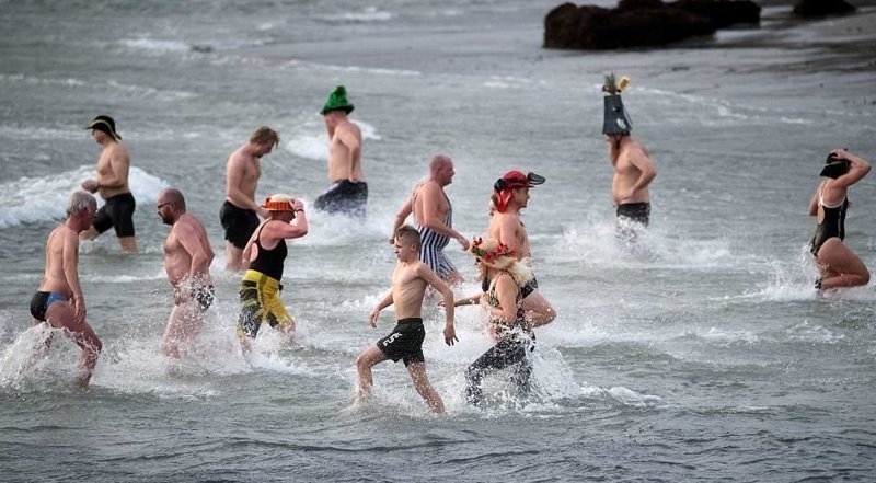 Люди по всему миру решили отметить Новый год нырянием в ледяную воду