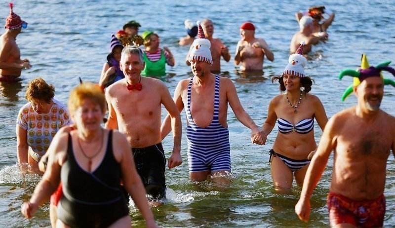 Люди по всему миру решили отметить Новый год нырянием в ледяную воду