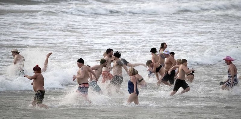 Люди по всему миру решили отметить Новый год нырянием в ледяную воду