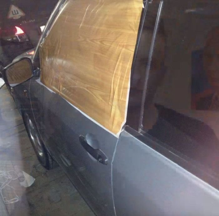 Ошалевший автохам на Land Cruiser разбил стекло другому автомобилисту (видео)