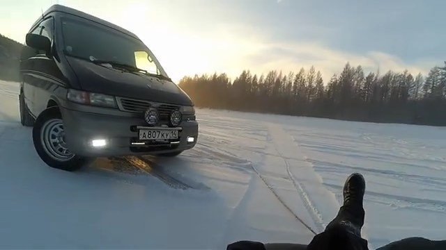 В Якутию пришли 65-градусные морозы: люди окунаются в купели