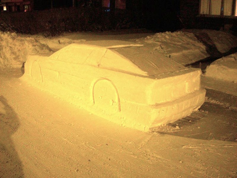 Канадский полицейский чуть не выписал штраф снеговику