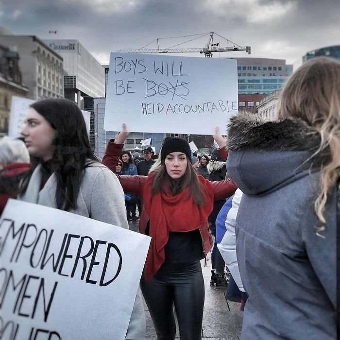Американские женщины блещут остроумием на своих плакатах "Женского марша"