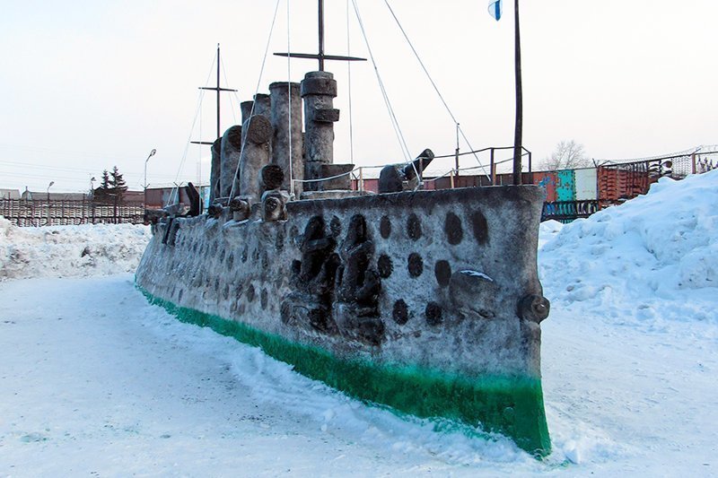 Омские заключенные изваяли из снега комплекс «Тополь-М» в натуральную величину