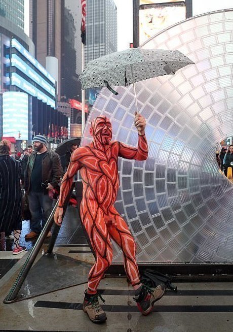 Голые и раскрашенные: обнаженные модели устроили массовую фотосессию на Таймс-сквер 