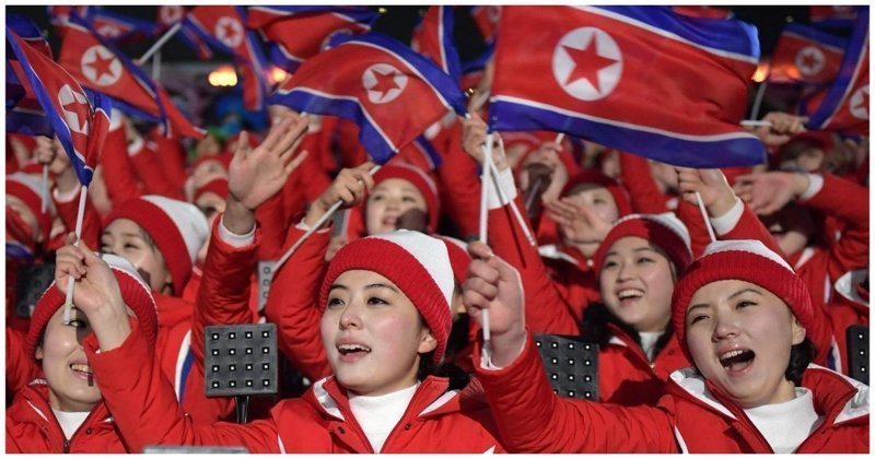 Как болельщицы из Северной Кореи отжигают на трибунах