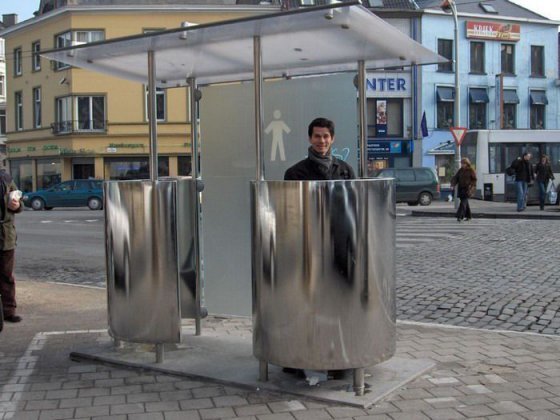 Публичные общественные туалеты: "далеко тебя видать..."