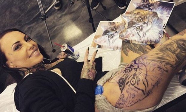 Немецкая модель сделала себе татуировку, используя шерсть любимого кота 