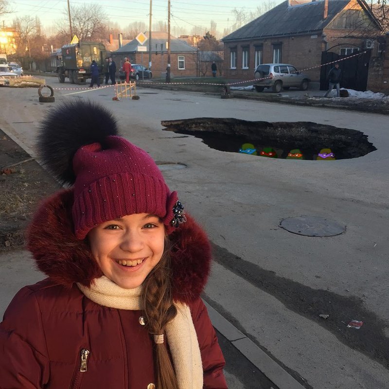 Школьница у гигантской ямы в Таганроге стала героиней фотожаб